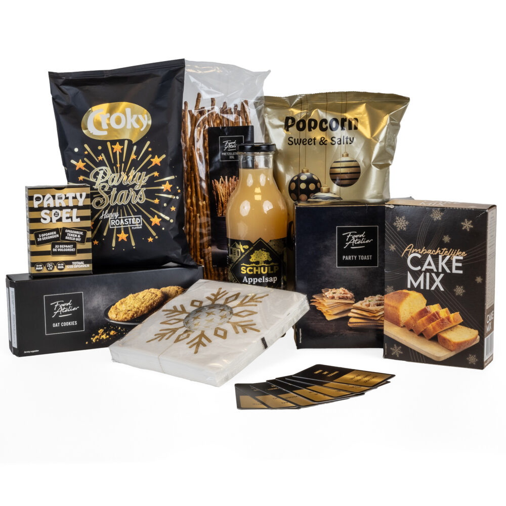 Kerstgeschenk voor thuisblijvers die willen snacken met popcorn, pretzels, appelsap en cake