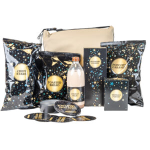 Origineel kerstpakket met koeltas en zwarte sterrenverpakkingen vol zoete en hartige snacks